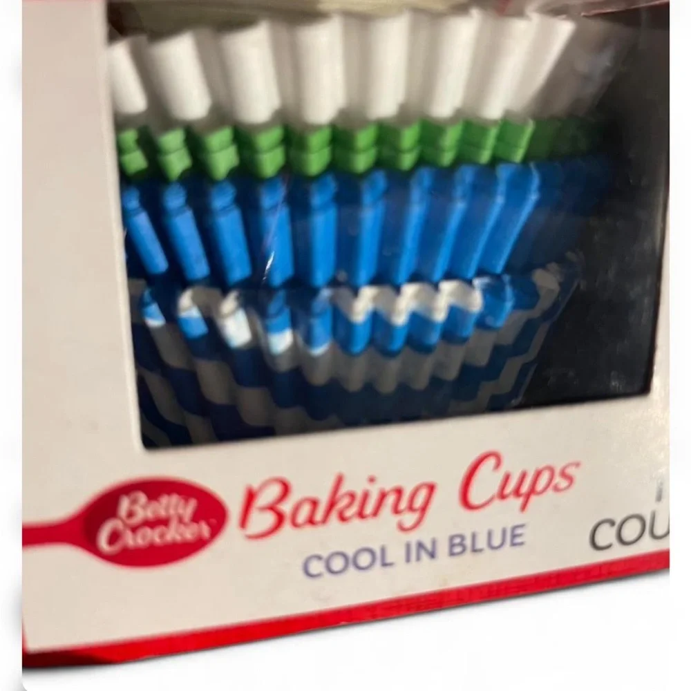 400+ Baking Cups. Wilton & Assorted